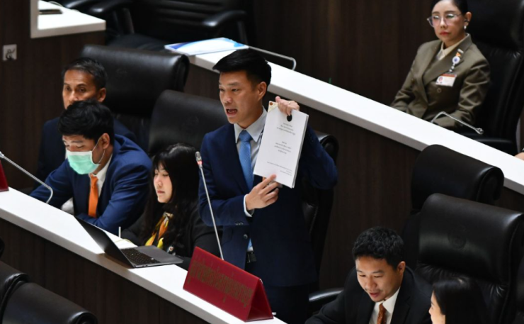 ณัฐพงษ์ ชี้ รัฐบาลจัดงบปี 69 ไร้ทิศทาง ใช้เงินเกินตัว ไม่มีแผนลงทุนชัดเจน