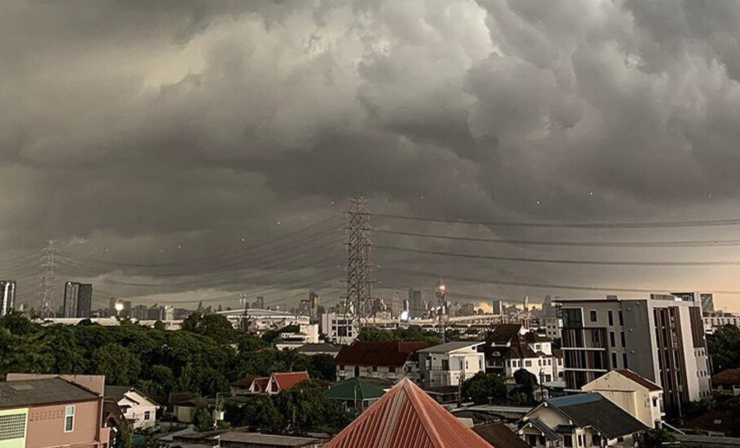 กรมอุตุนิยมวิทยา เผยสภาพอากาศ พรุ่งนี้ 43 จังหวัด ฝนหนักส่งท้ายสงกรานต์