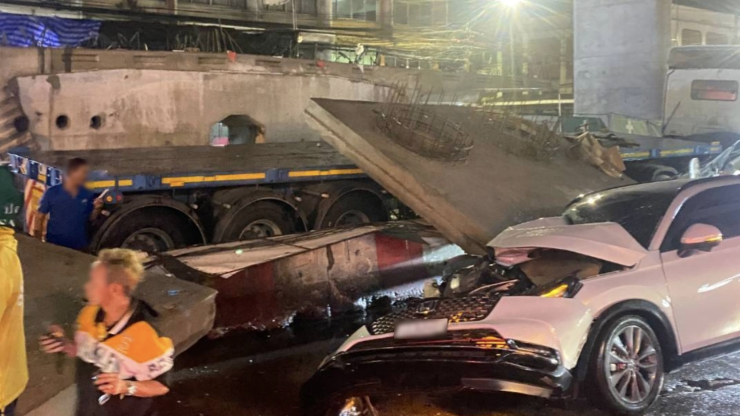 ระทึก แผ่นปูนขนาดใหญ่ร่วงลงมาใส่รถชาวบ้าน ซอยลาดกระบัง 54