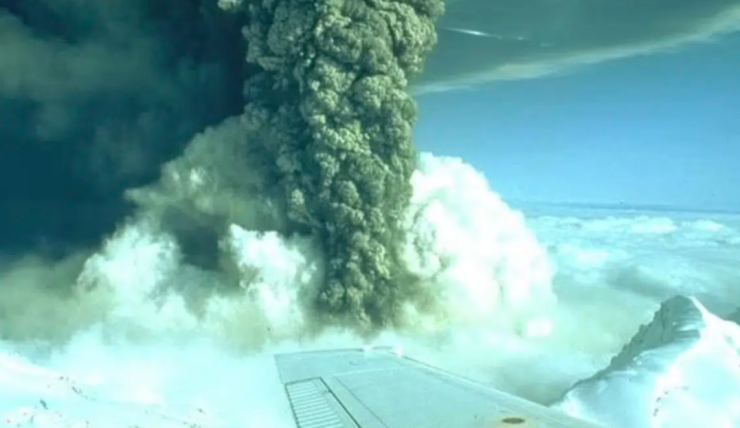 อลาสกาเฝ้าระวัง ภูเขาไฟ Mount Spurr อาจระเบิดเร็วๆ นี้ หลังแผ่นดินไหวถี่ยิบ