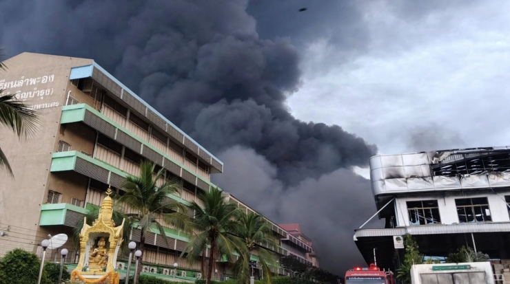 ไฟไหม้โกดังย่านลาดกระบัง เจ้าหน้าที่เร่งควบคุมสถานการณ์