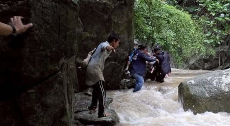 โศกนาฏกรรมน้ำตก: 2 สาววัยรุ่นถูกซัดจมดับคู่ที่อุทยานน้ำป่าหลาก