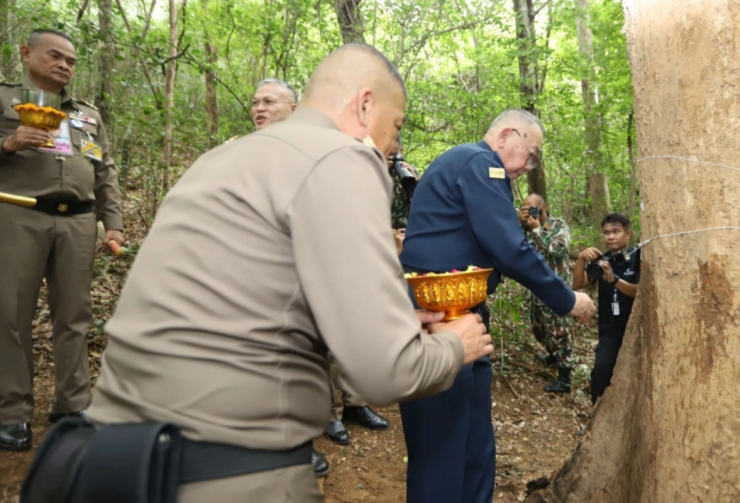 บวงสรวงปฐมฤกษ์ตัดไม้จันทน์หอม อุทยานฯ กุยบุรี สร้างพระโกศ-พระหีบจันทน์ งานพระราชพิธีถวายพระเพลิงพระบ