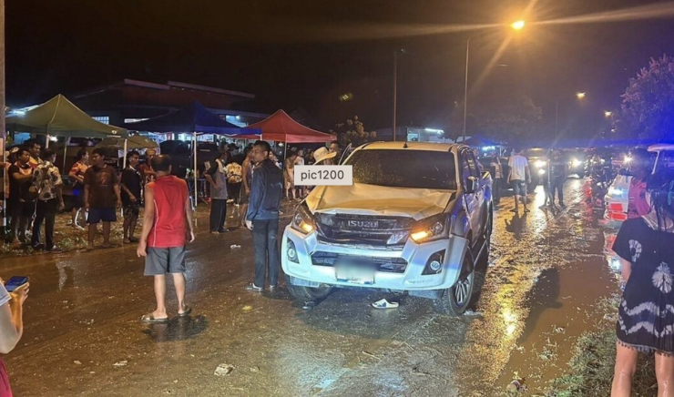 หนุ่มเมาคลั่ง ขับกระบะพุ่งชน คนเล่นน้ำสงกรานต์เจ็บอื้อ ชาวบ้านเรียกให้ลงจากรถแต่ไม่ยอม สุดท้ายเจอสหบ