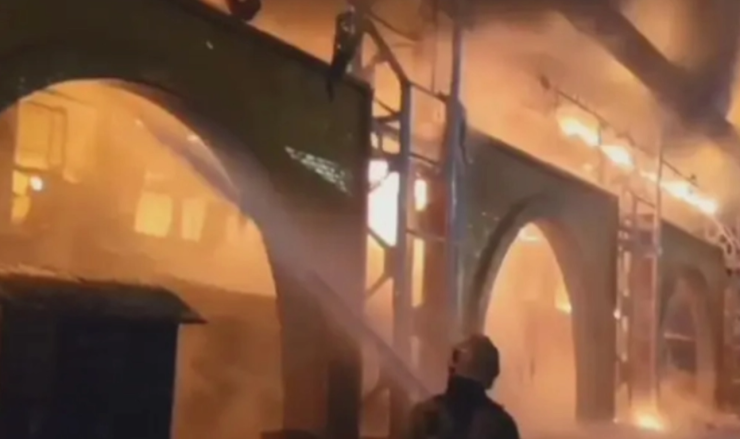 ไฟไหม้ตลาดโซเวียตในเซนต์ปีเตอร์สเบิร์ก! เพลิงลุกลามกว่า 1,500 ตร.ม. ดับแล้ว 1 ศพ อพยพ 100 คน