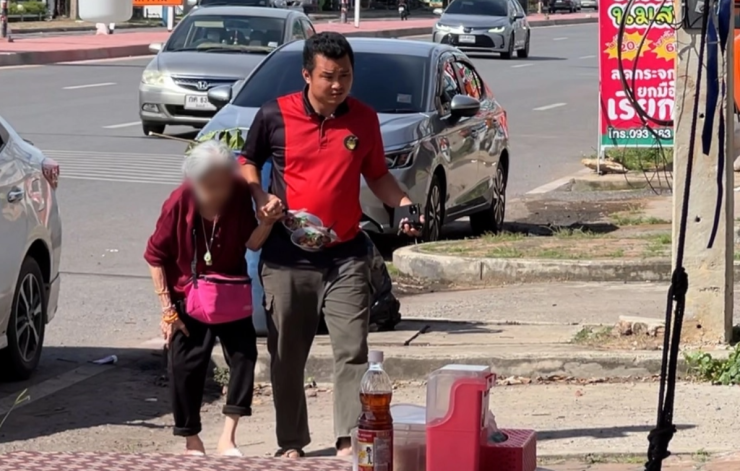 หนุ่มใจบุญช่วยพาคุณยายวัย 76 ปี ถูกทิ้งข้างทางไปหาลูก แต่สุดท้ายถูกปฏิเสธ